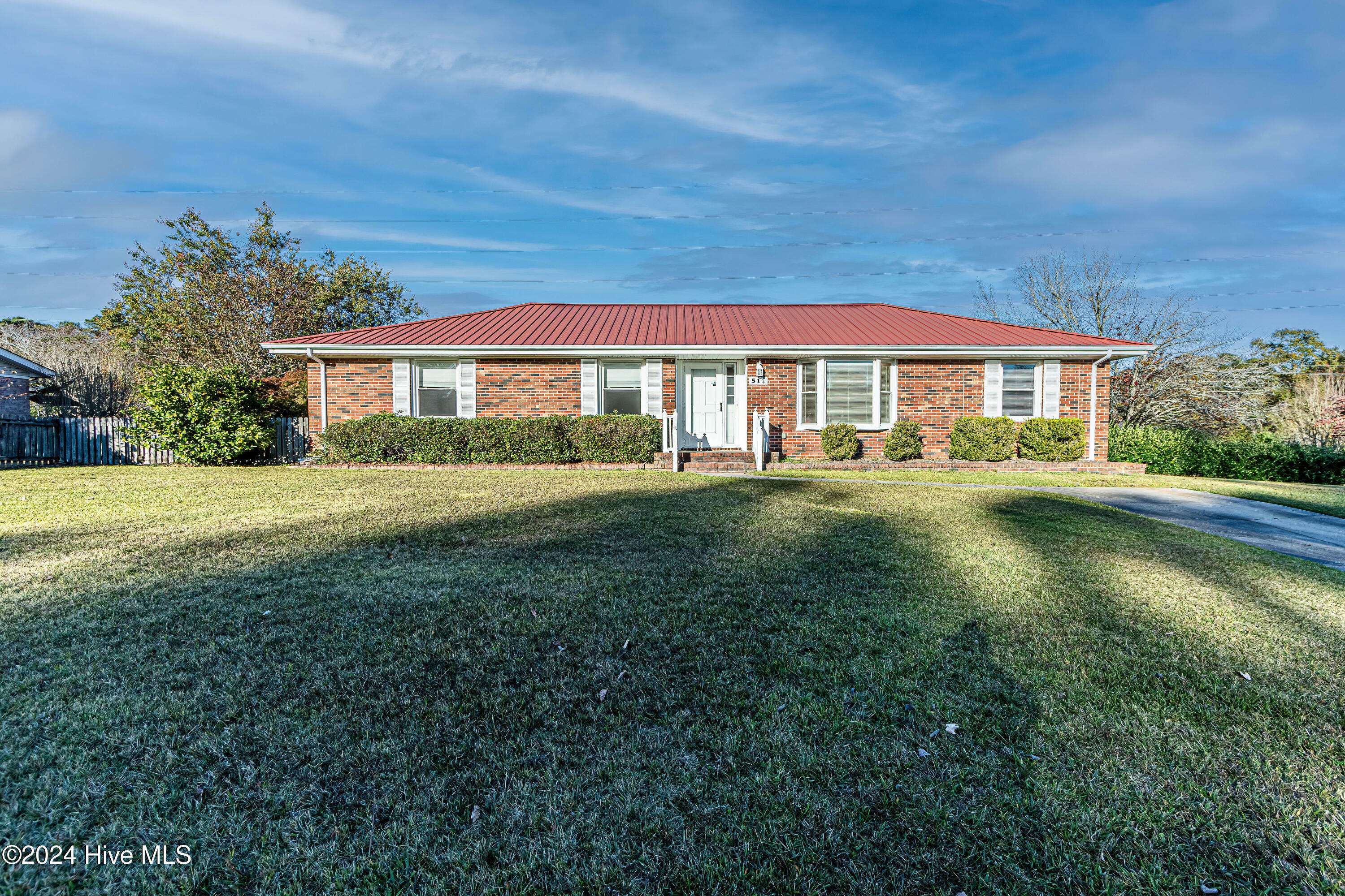 Property Photo:  511 Greenbriar Drive  NC 28546 