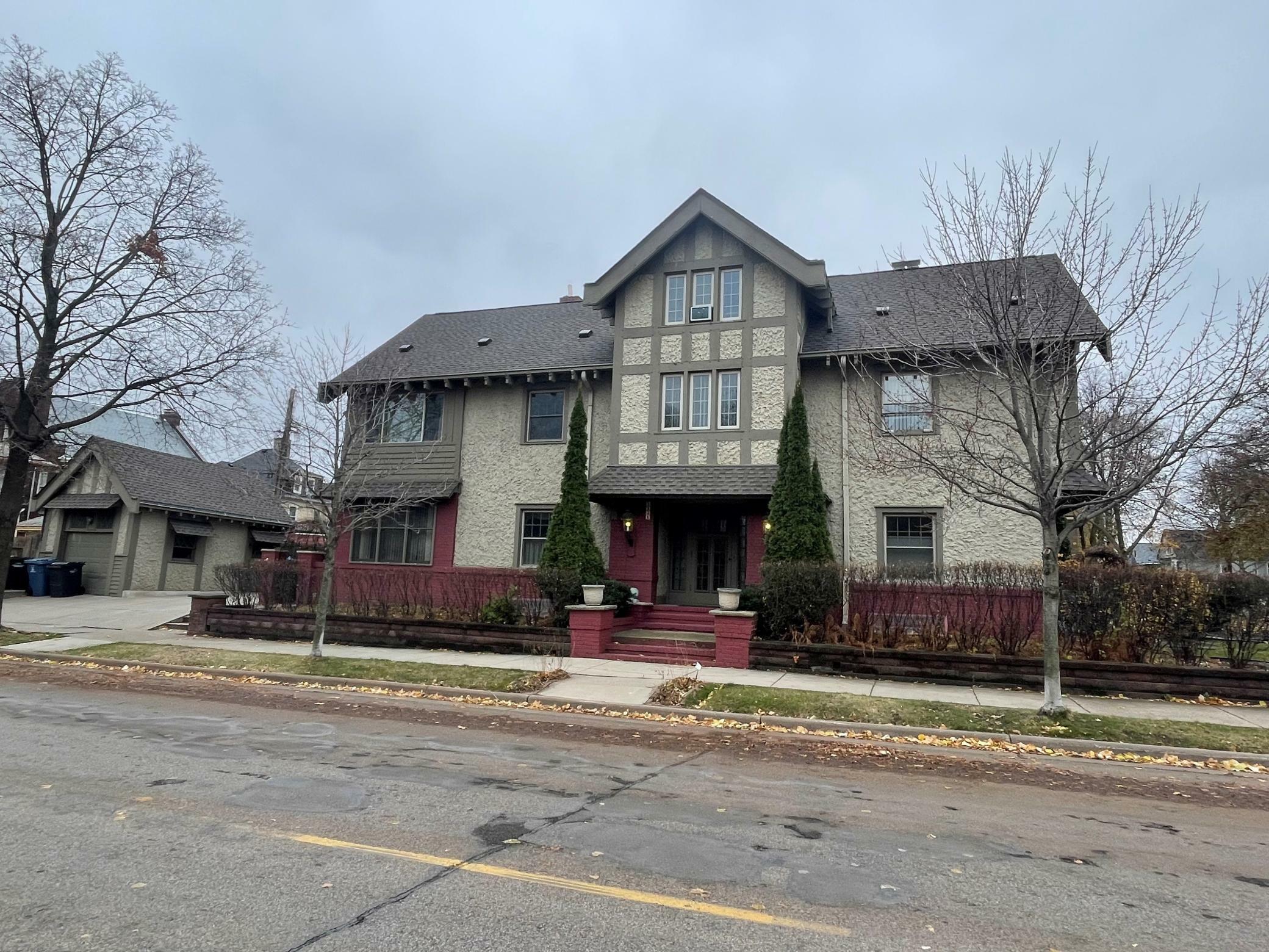 Property Photo:  1121 Douglas Avenue  MN 55403 