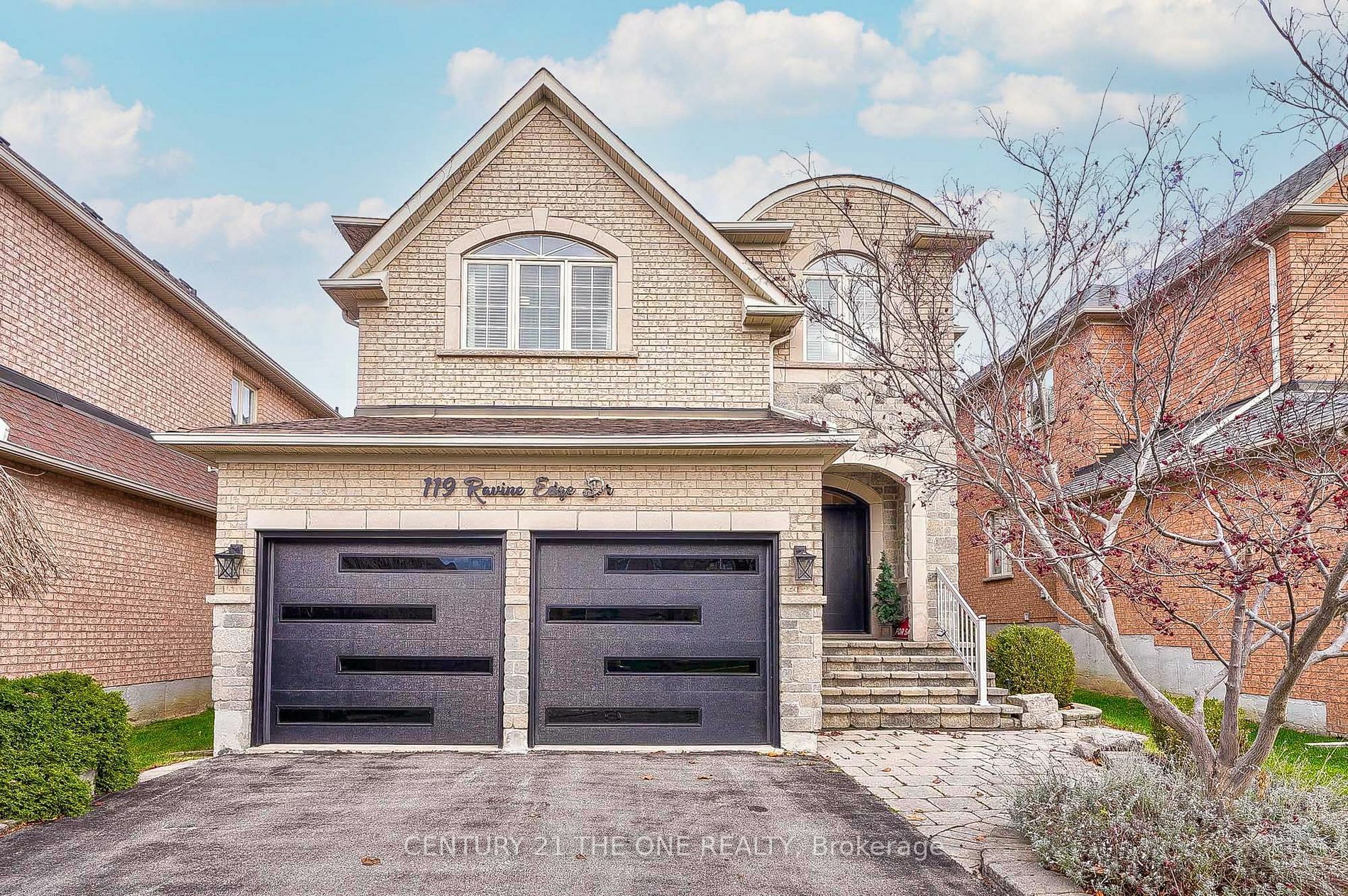 Photo de la propriété:  119 Ravine Edge Dr  ON L4E 4J7 