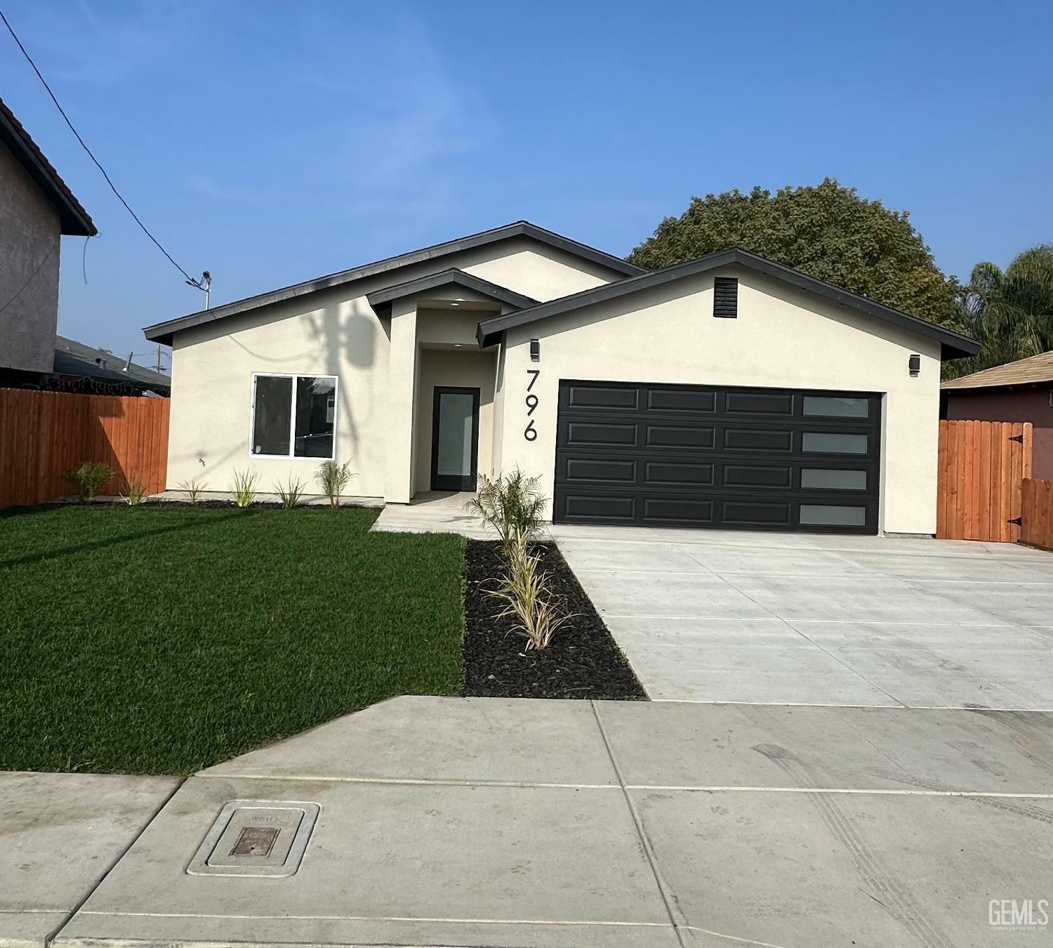 Property Photo:  796 E Tulare Ave  CA 93219 