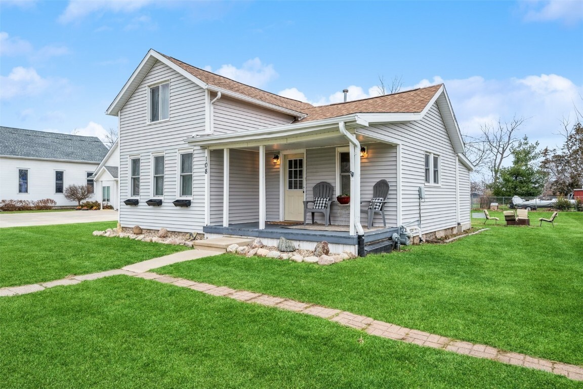 Property Photo:  108 Clinton Street  IA 52324 