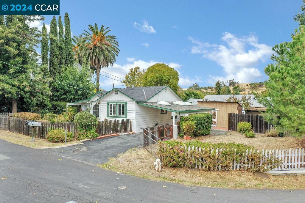 Property Photo:  5 Adelaide  CA 94553 