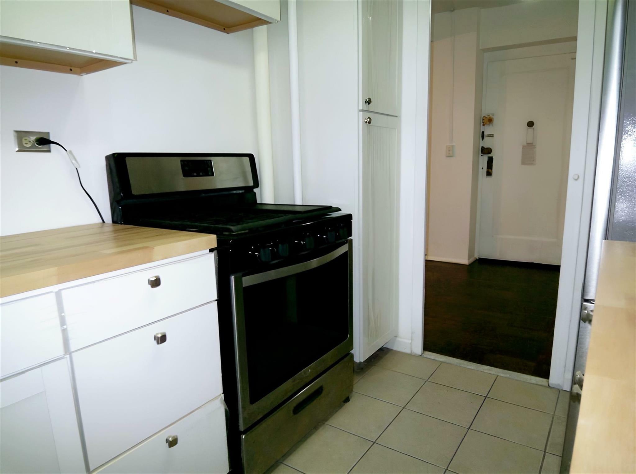 Property Photo:  1950 E Tremont Avenue 1E  NY 10462 