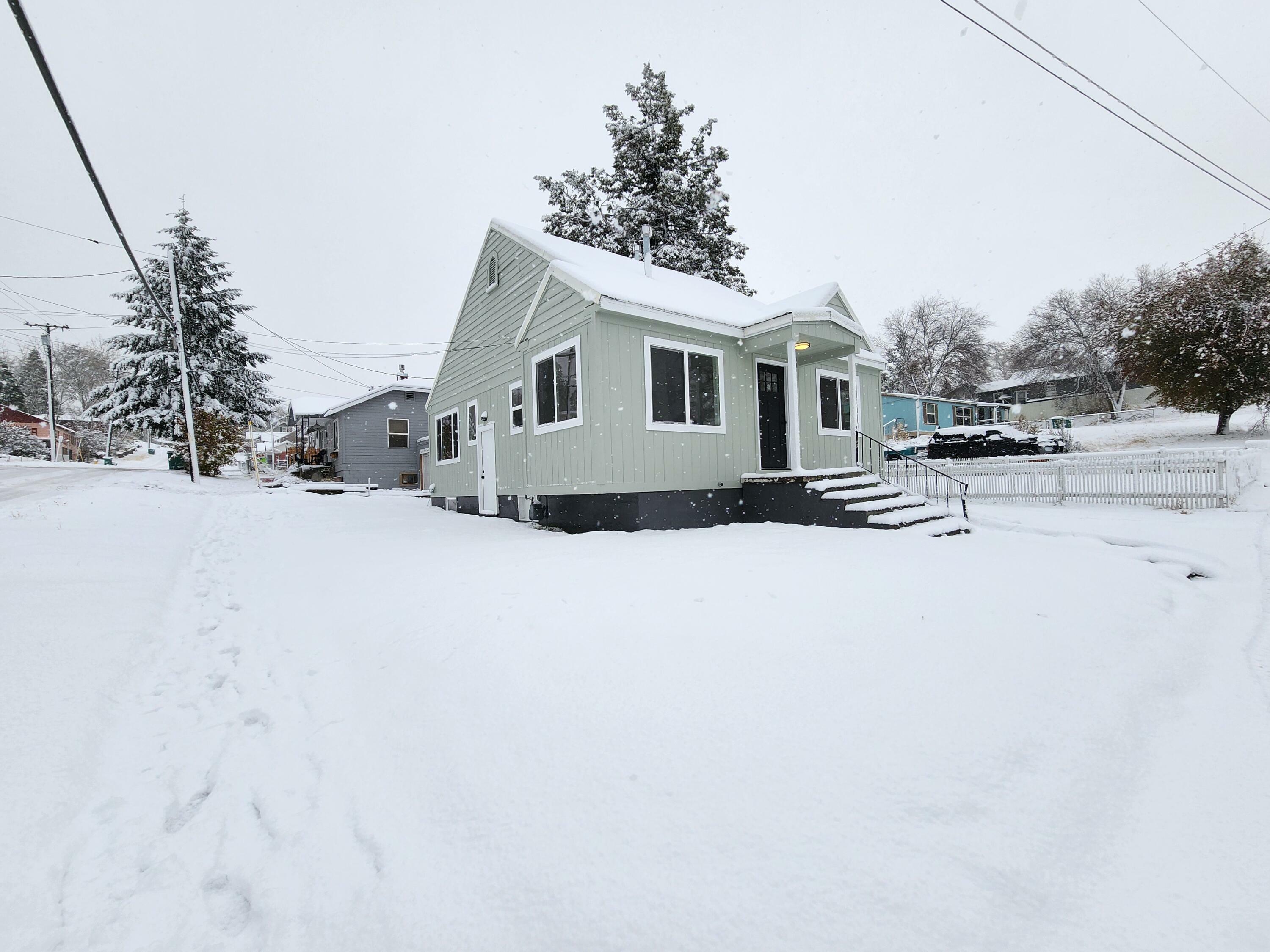 Property Photo:  1302 Lookout Avenue  OR 97601 