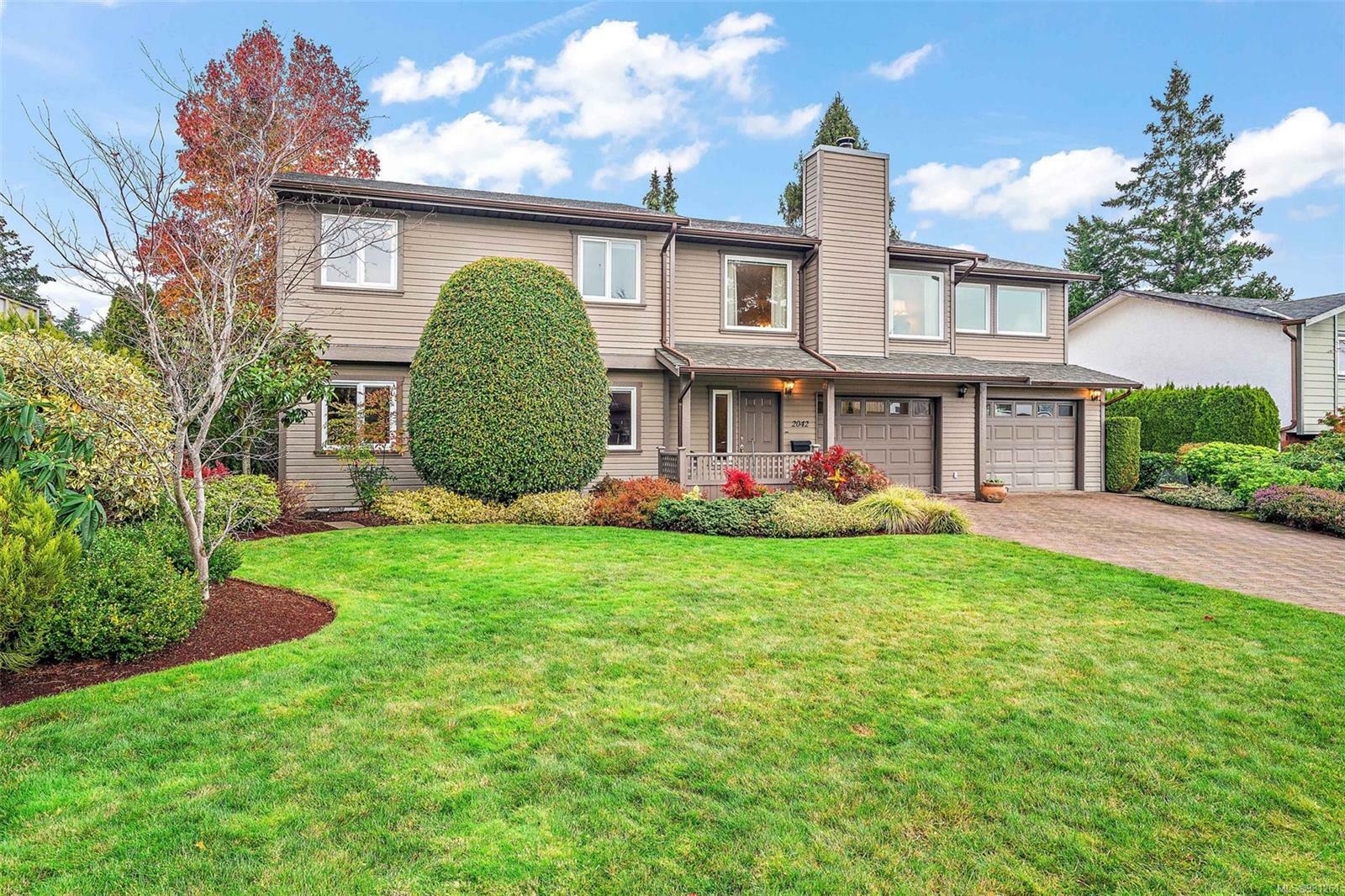 Property Photo:  2042 Skyline Cres  BC V8M 1M6 