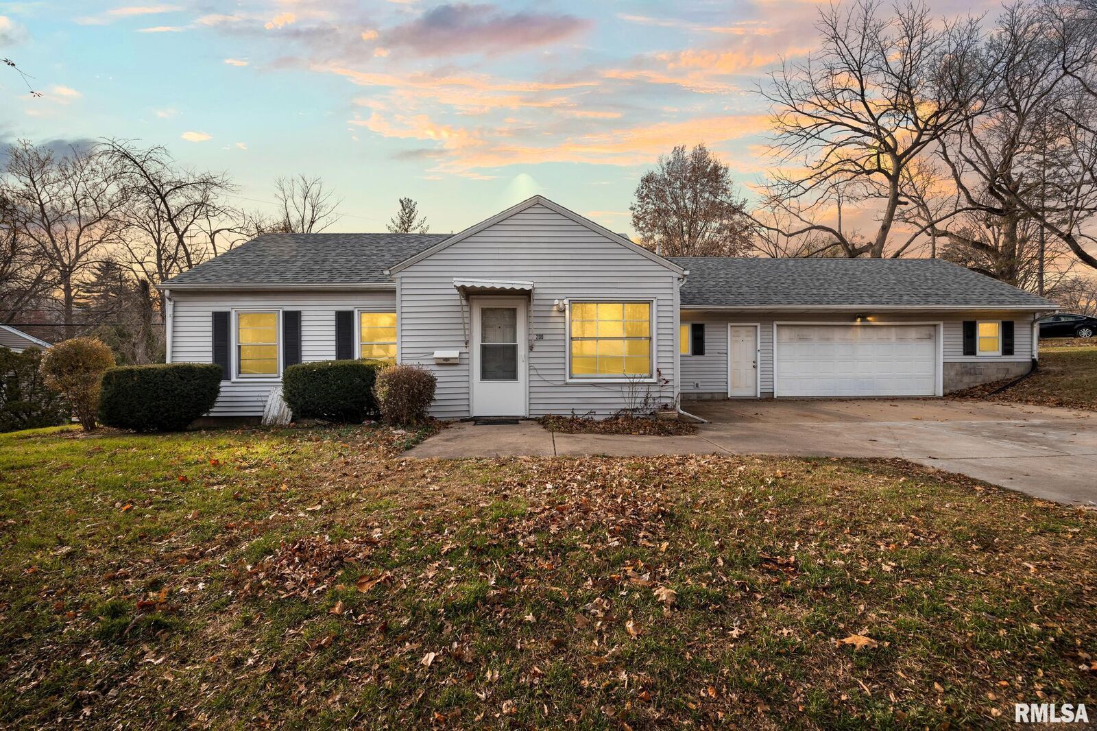 Property Photo: 200 W Wynnwood Drive IL 61614