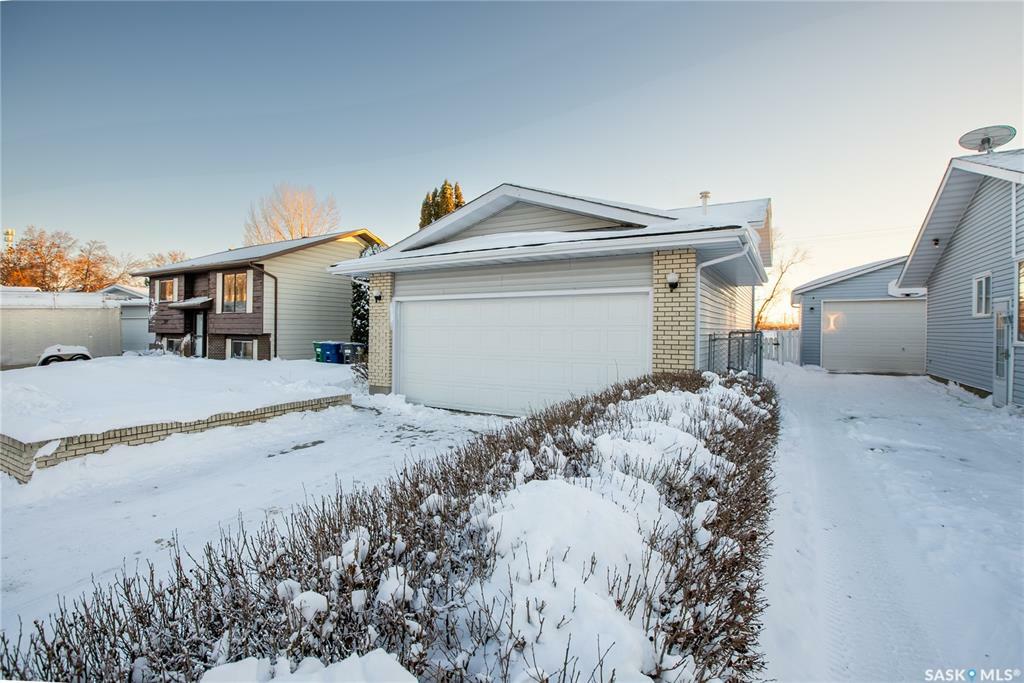 Property Photo:  175 Sherry Crescent  SK S7M 5R4 