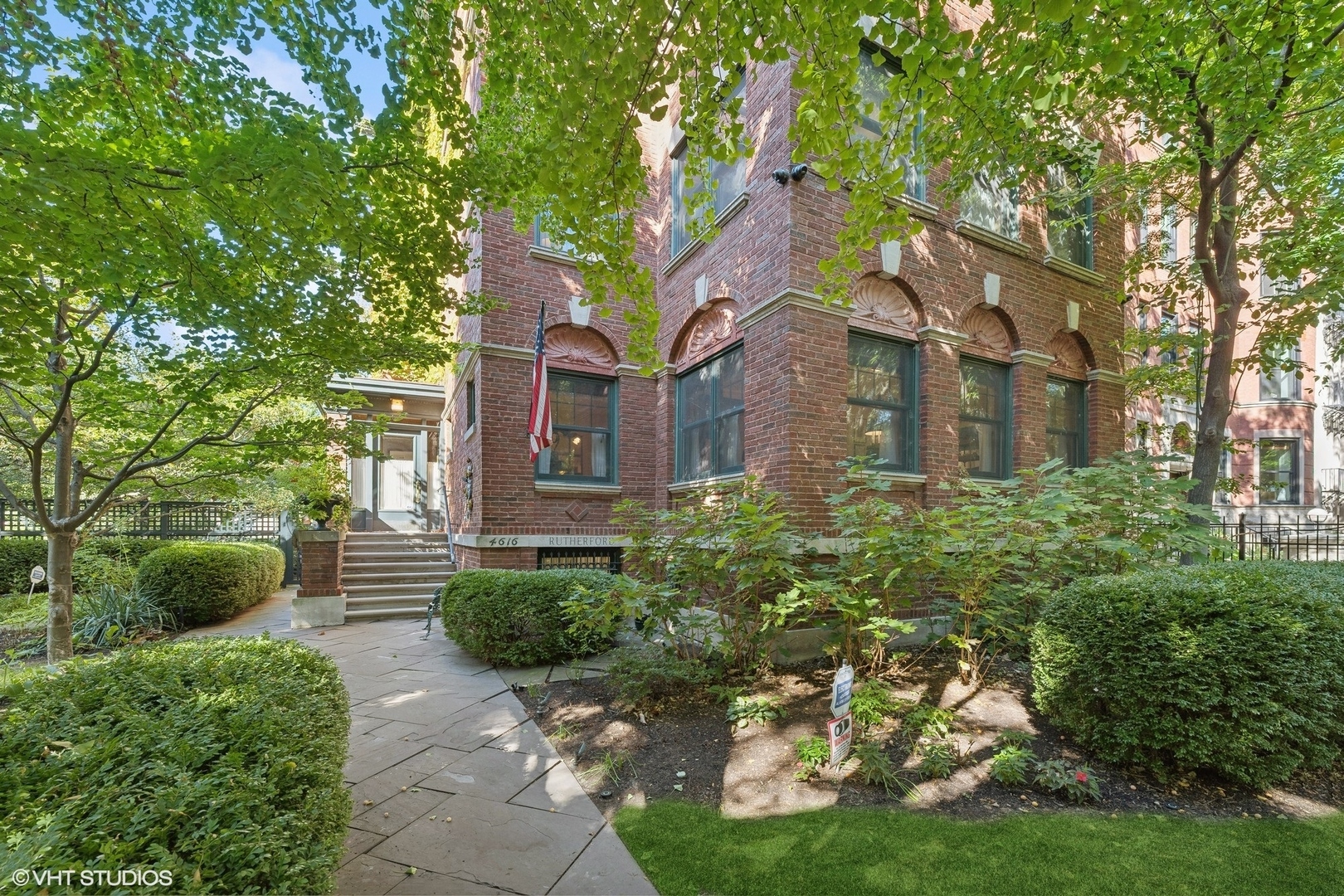 Property Photo: 4616 N Magnolia Avenue IL 60640