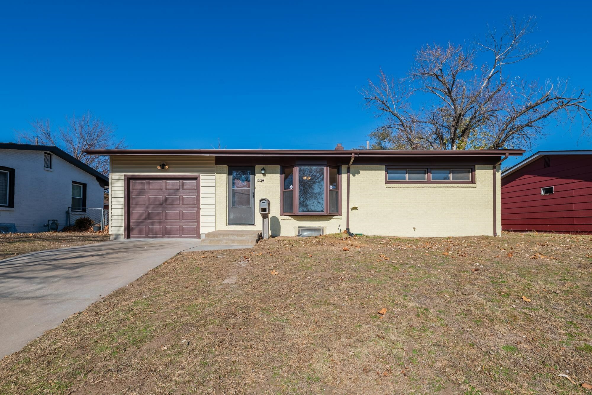 Property Photo:  1220 E El Monte St  KS 67216 