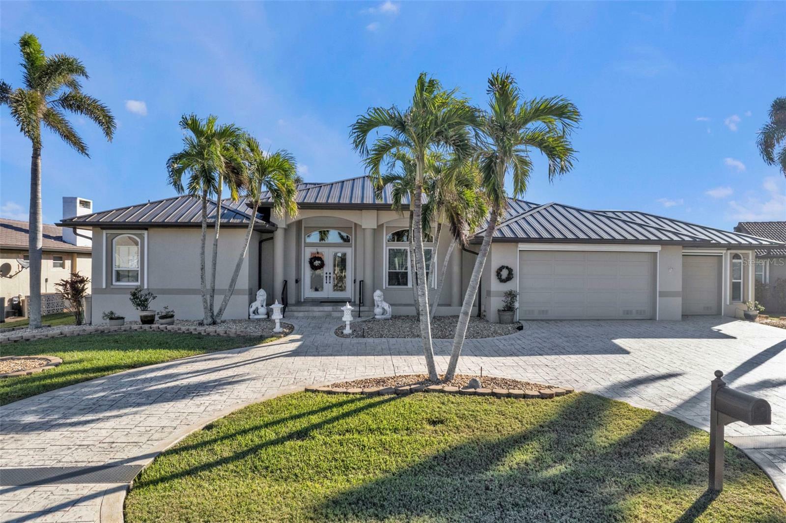 Property Photo: 870 Napoli Lane FL 33950