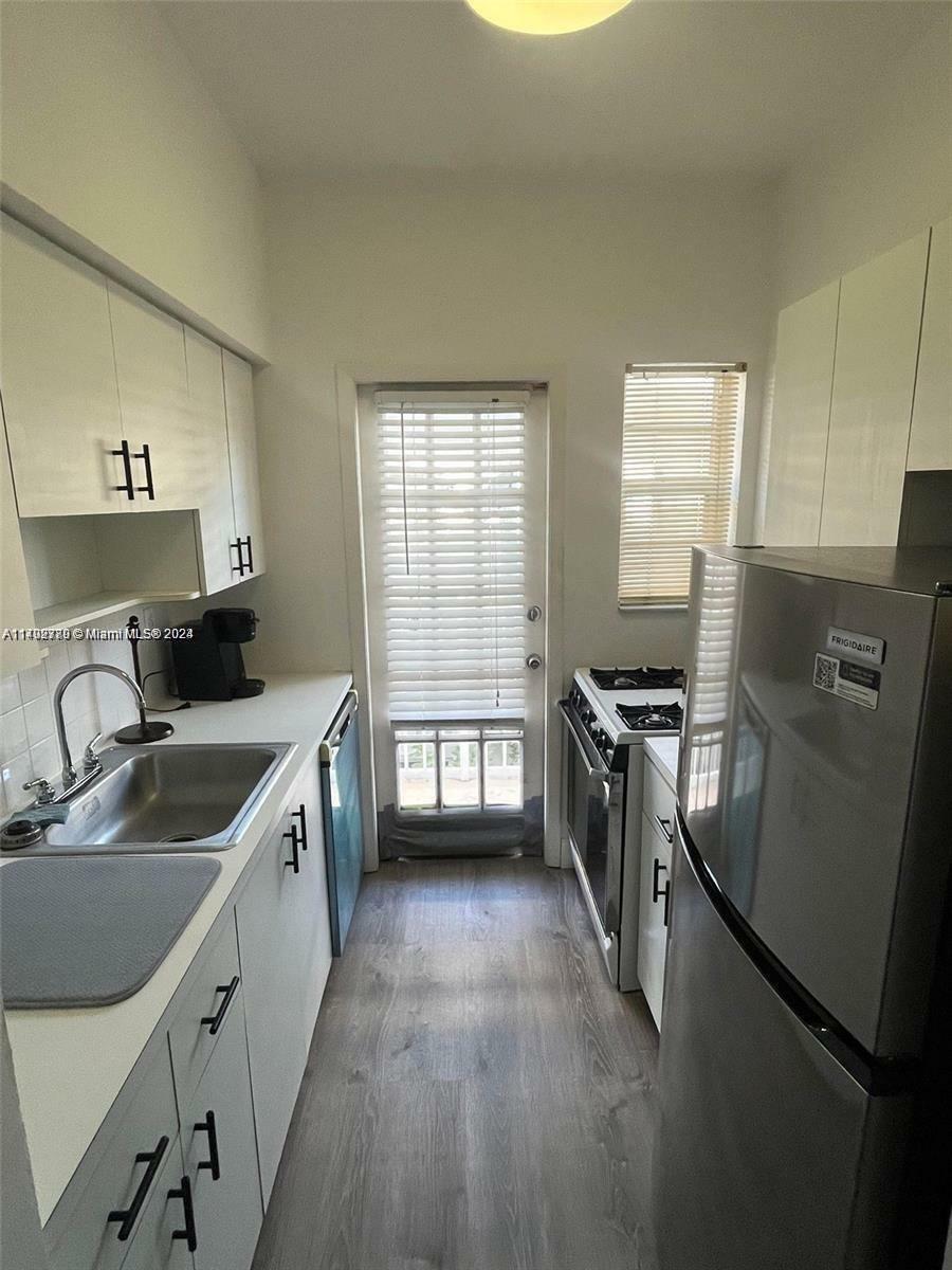 Property Photo:  911 Meridian Ave 202  FL 33139 