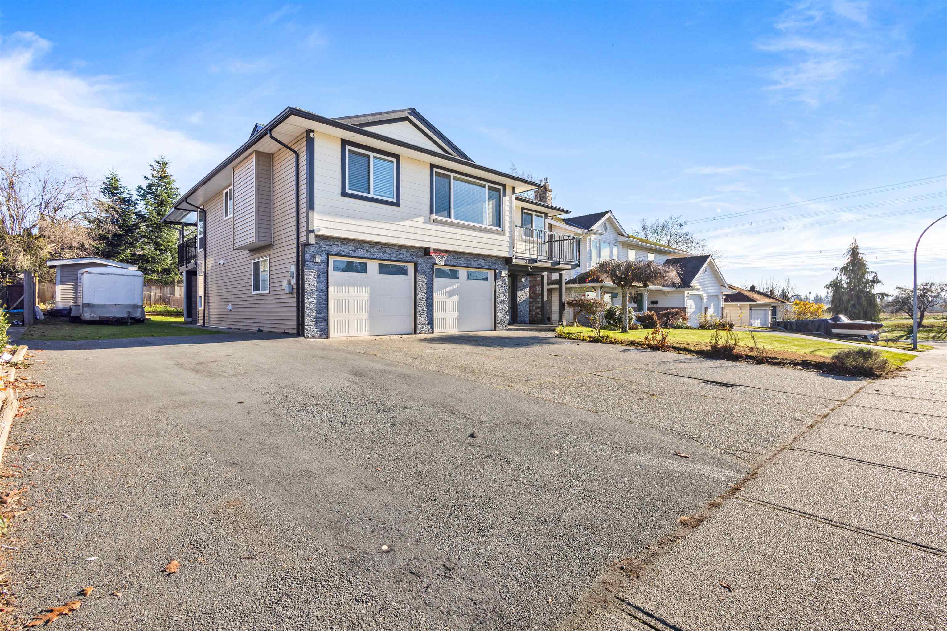 Photo de la propriété:  3630 Qualicum Street  BC V2T 5A6 