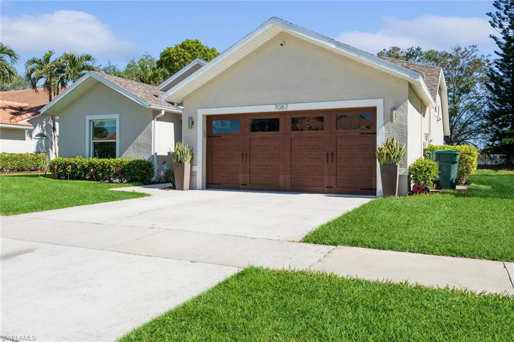 Property Photo: 7087 Lone Oak Blvd FL 34109