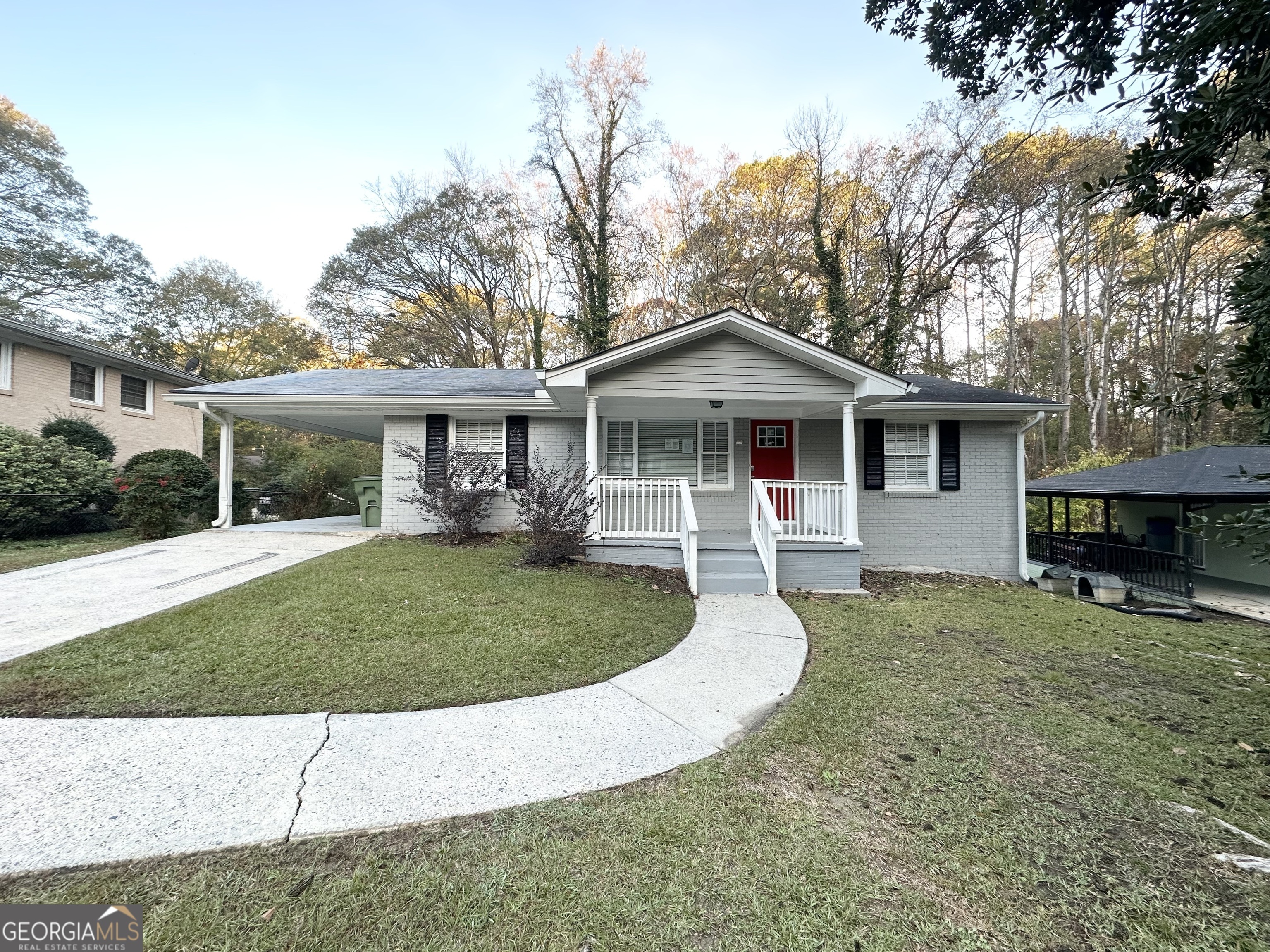Property Photo: 220 Oakcliff Court NW GA 30331