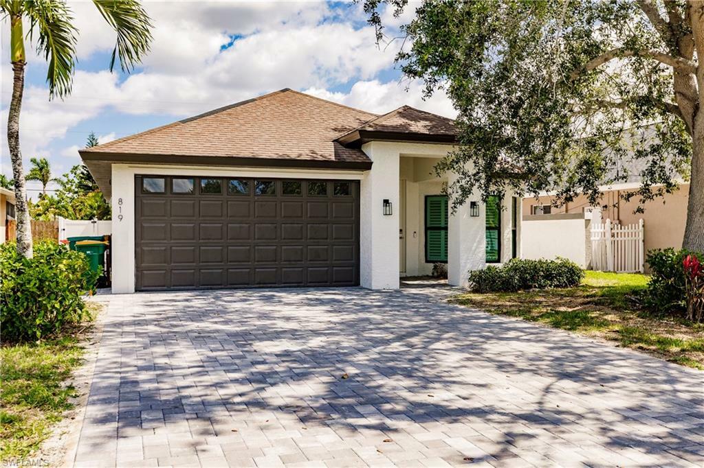 Property Photo: 819 96th Ave N FL 34108