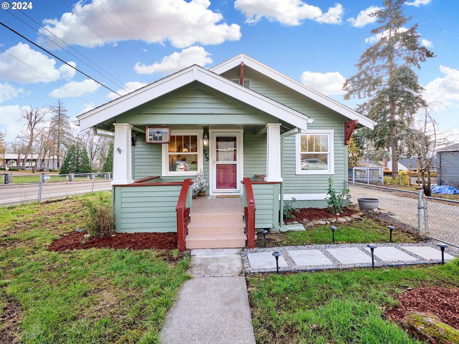 Property Photo:  775 E Hereford St  OR 97027 