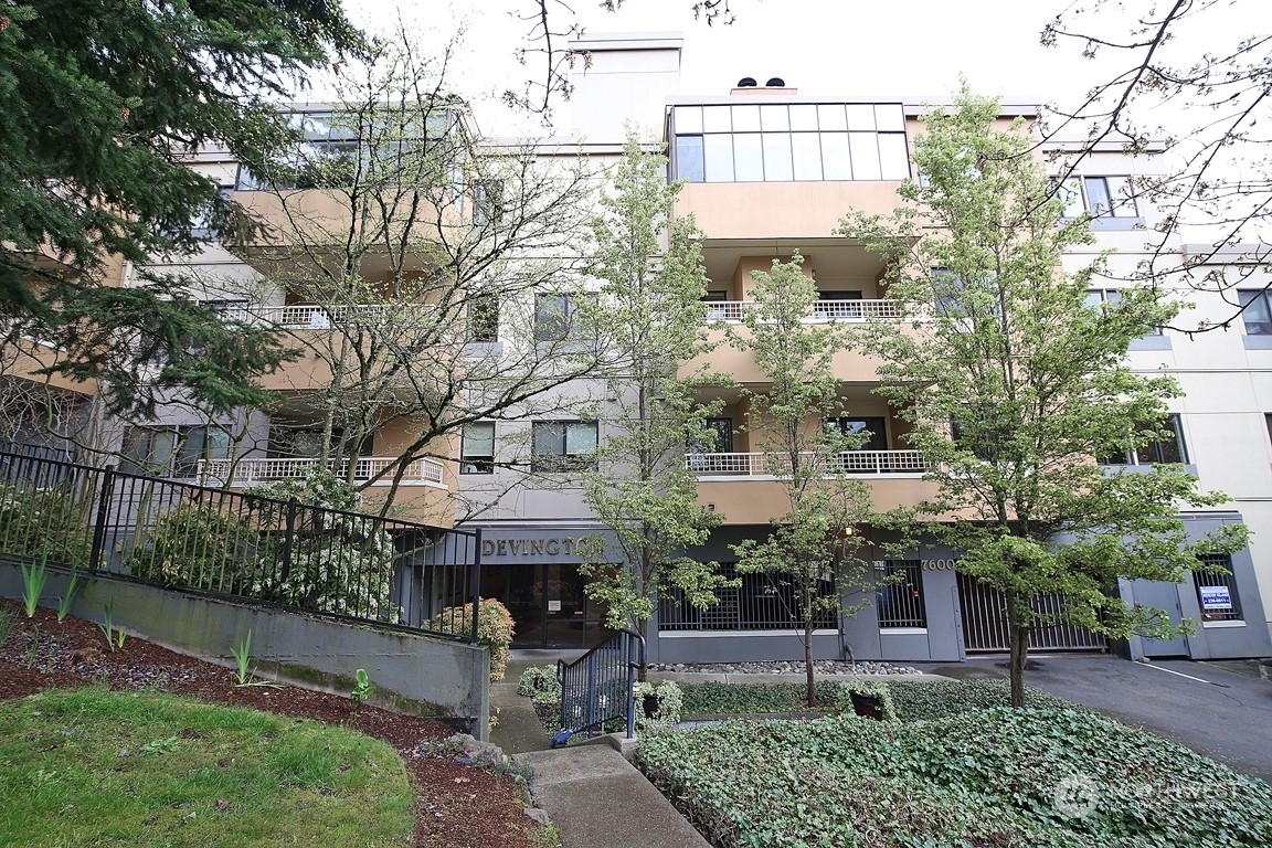 Property Photo:  7600 SE 29th Street 401  WA 98040 