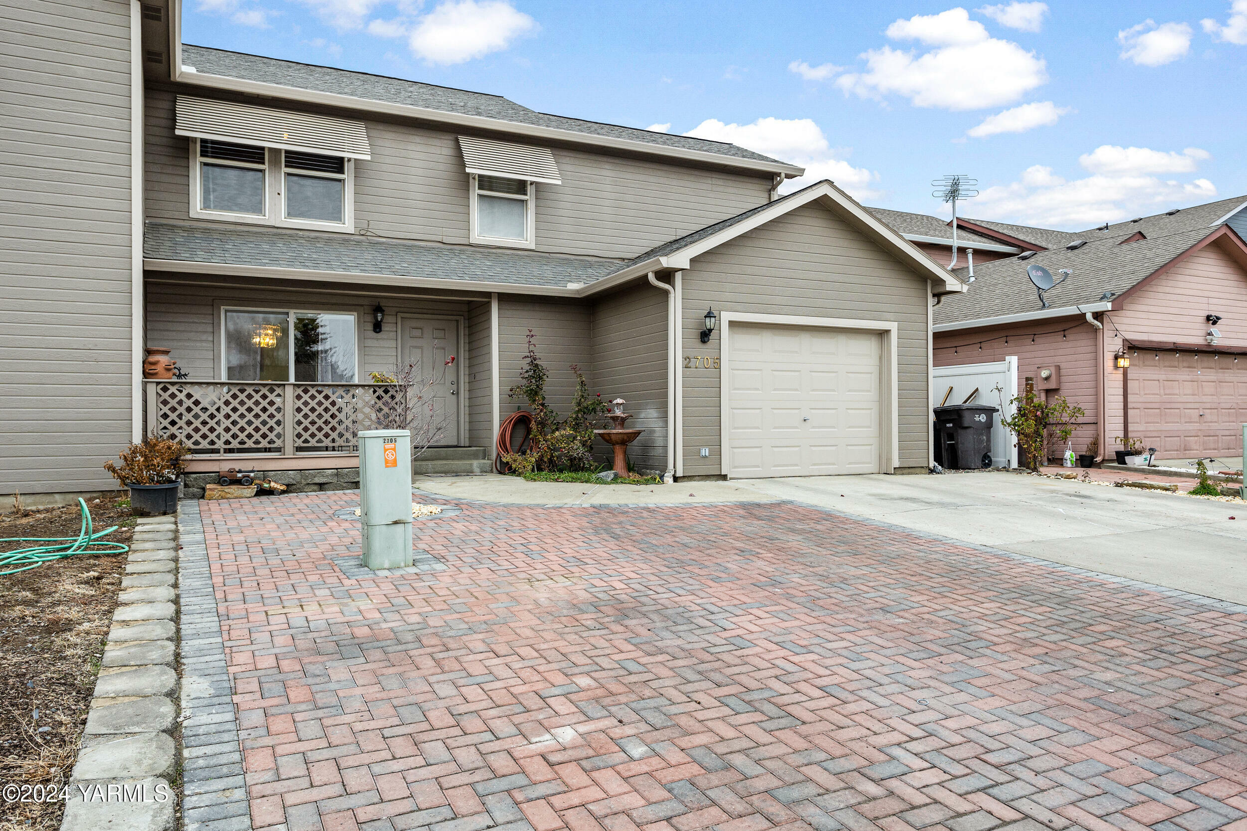 Property Photo:  2705 Garrett St  WA 98902 