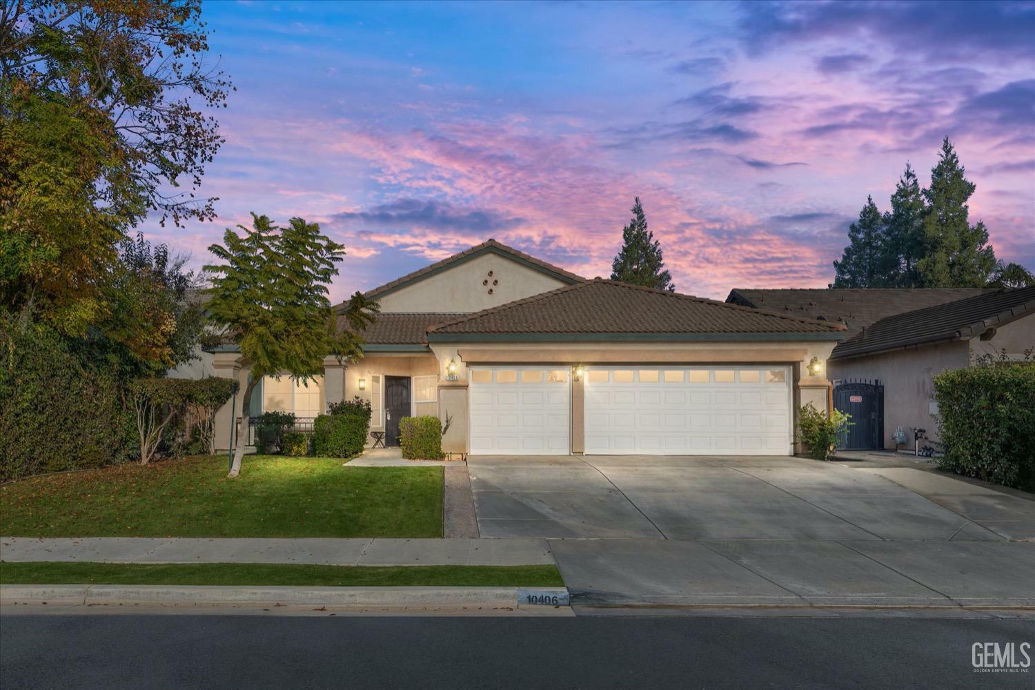 Property Photo:  10406 Seneca Falls Avenue  CA 93312 