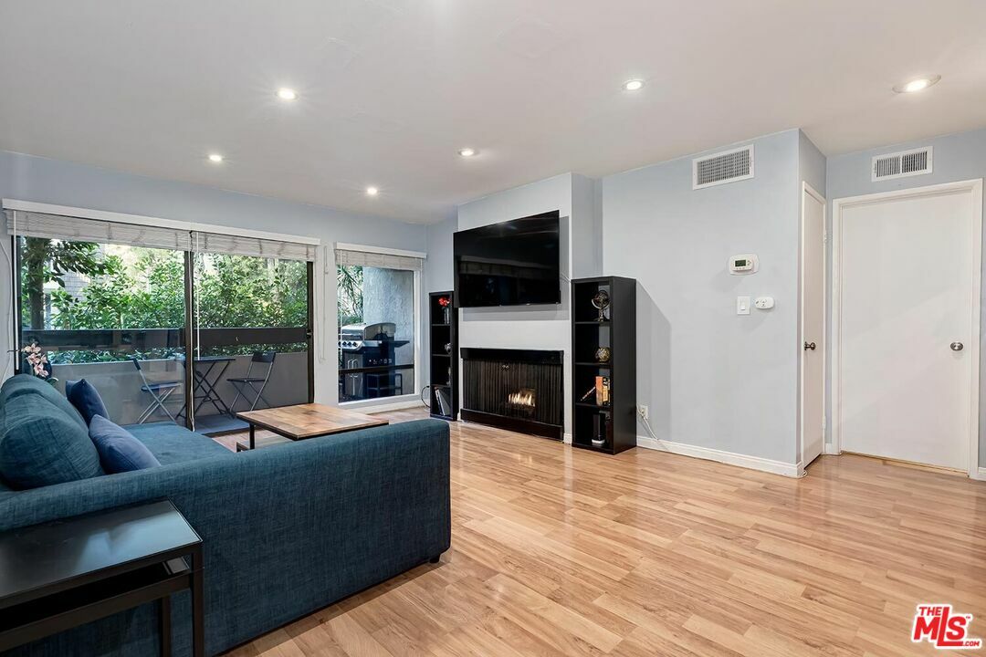 Property Photo:  950  N Kings Rd 139  CA 90069 