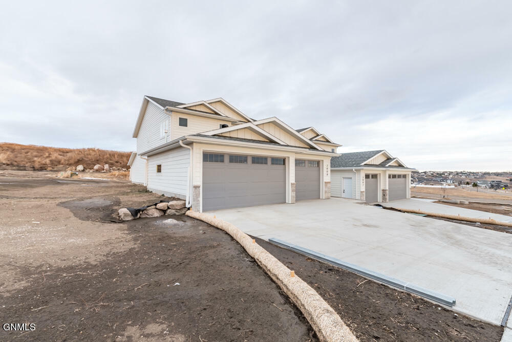 Property Photo:  2008 Prairie Hawk Drive  ND 58503 