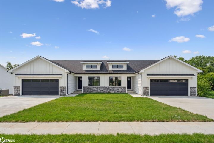 Property Photo:  836 W Merle Hibbs Boulevard  IA 50158 