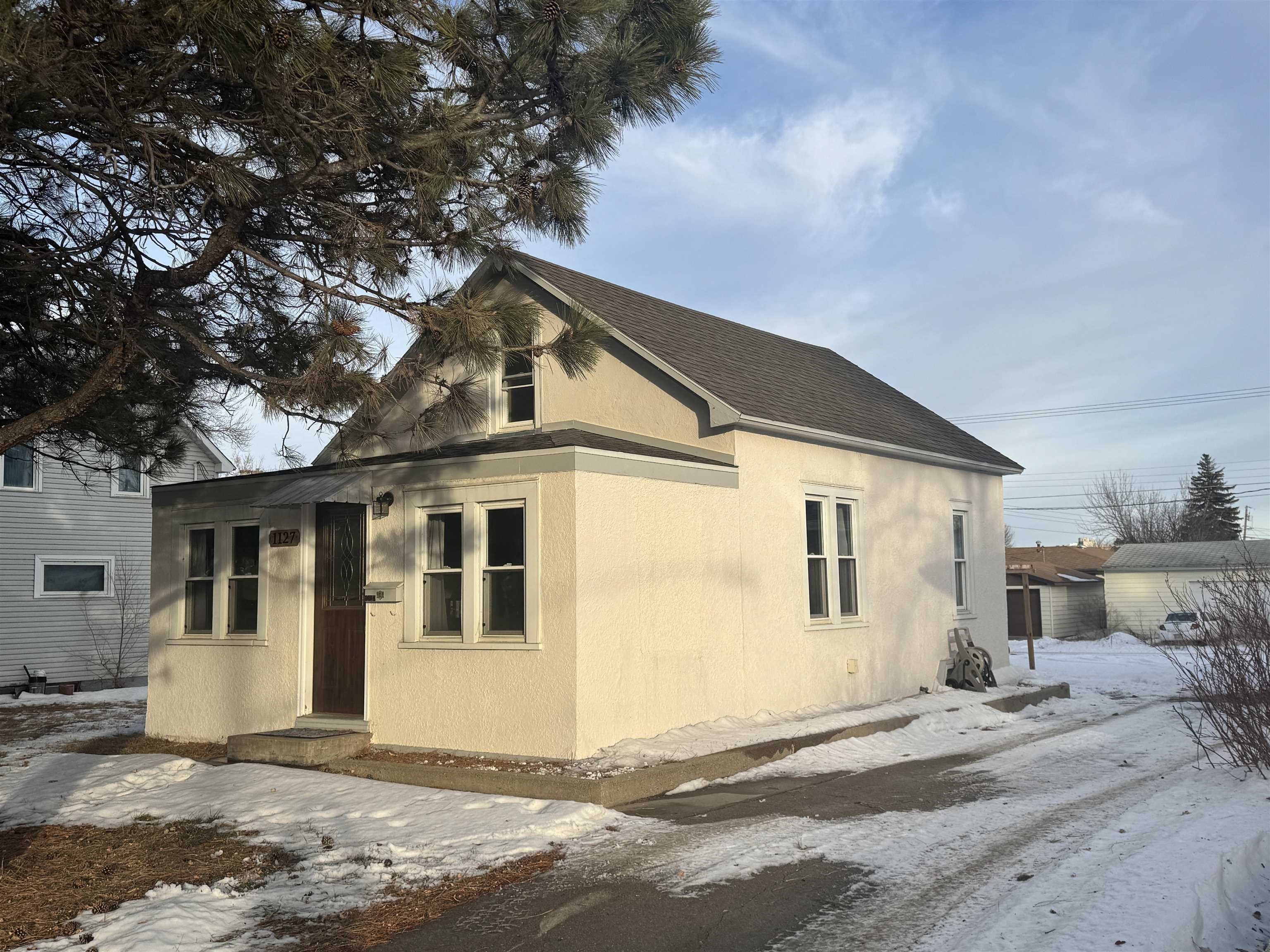 Property Photo:  1127 7th St SW  ND 58701 