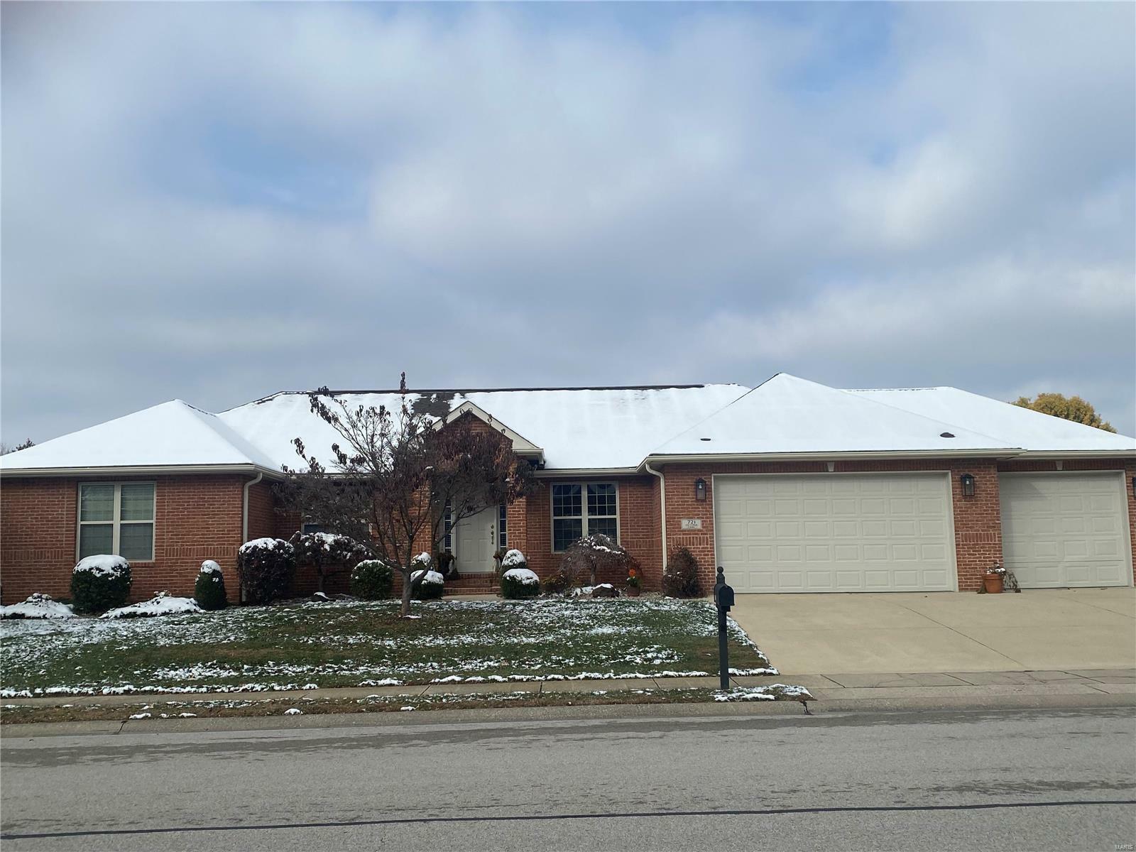 Property Photo:  721 Victoria Lane  IL 62269 