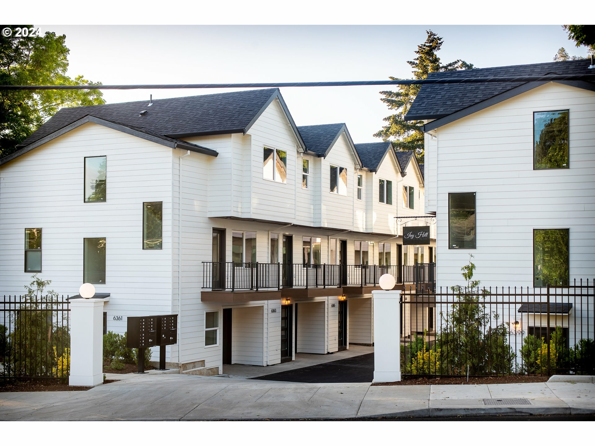 Property Photo: 6375 E Burnside St OR 97215