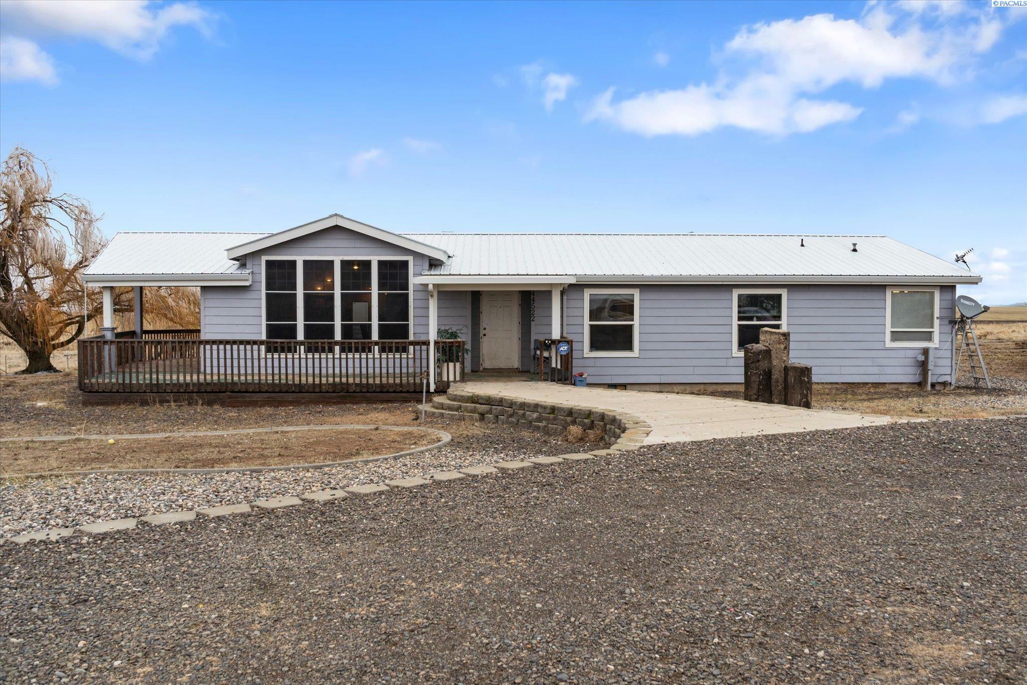 Property Photo:  44522 Travis Rd  WA 99350 