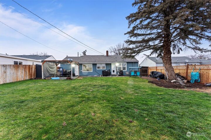 Property Photo:  219 NW Loop Drive  WA 98837 