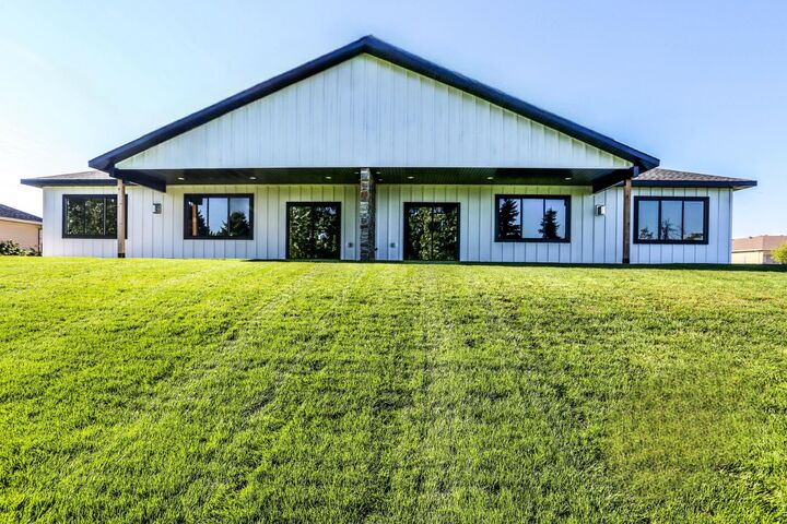 Property Photo:  2708 Oakwood Ln  SD 57401 