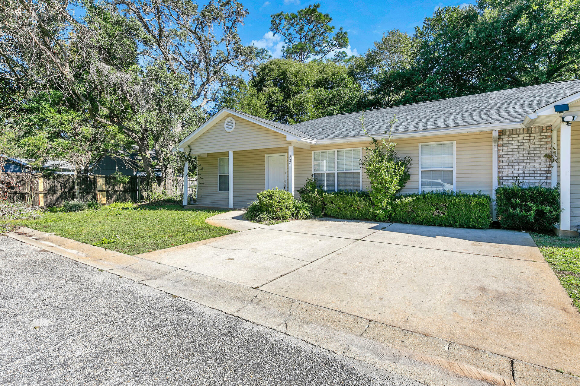 Property Photo:  1227 Brentom Court  FL 32547 