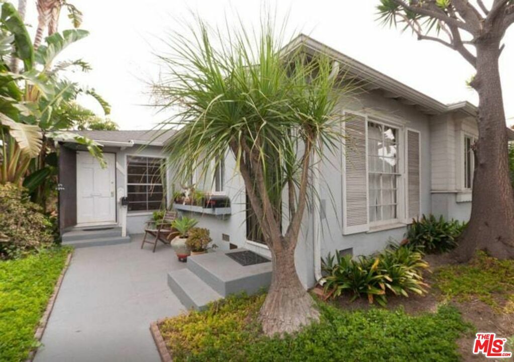 Property Photo:  430 Venice Way  CA 90291 