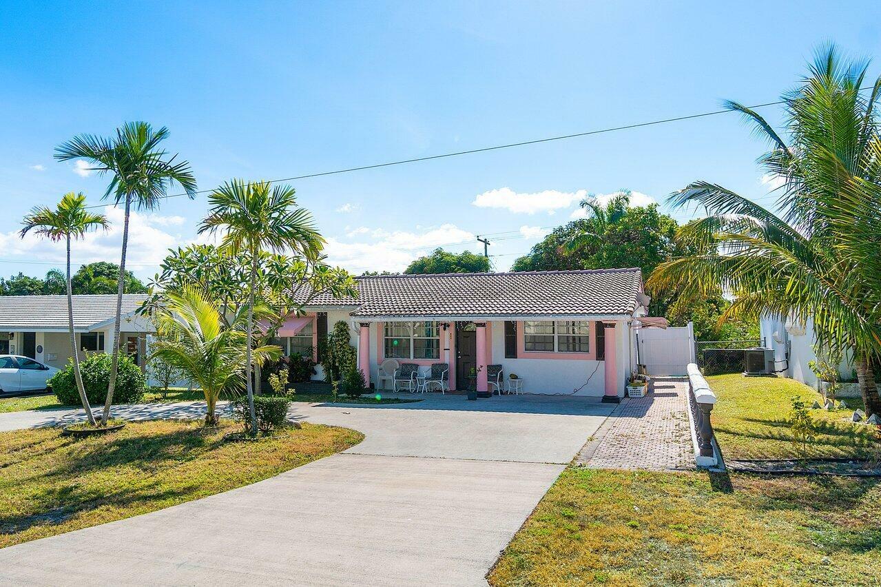 Property Photo:  232 SW 6th Avenue  FL 33435 