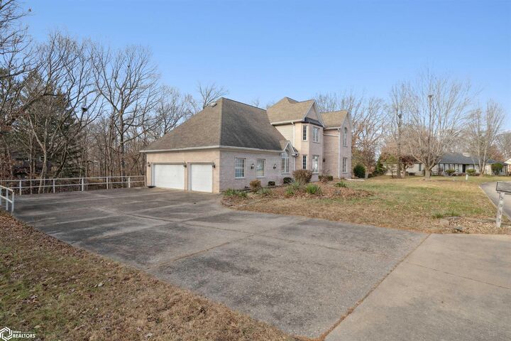 Property Photo:  2917 Woodland Drive  IA 52601