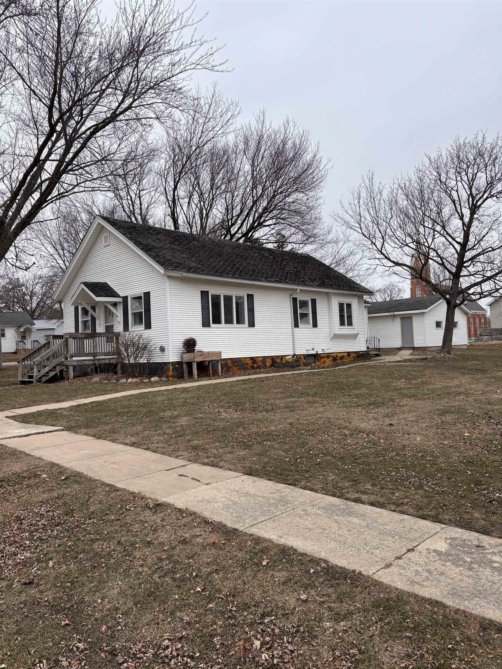 Property Photo:  522 Woodbridge Street  IA 50658 