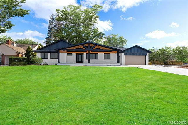 Property Photo: 2 Ridgemont Ct MI 48124