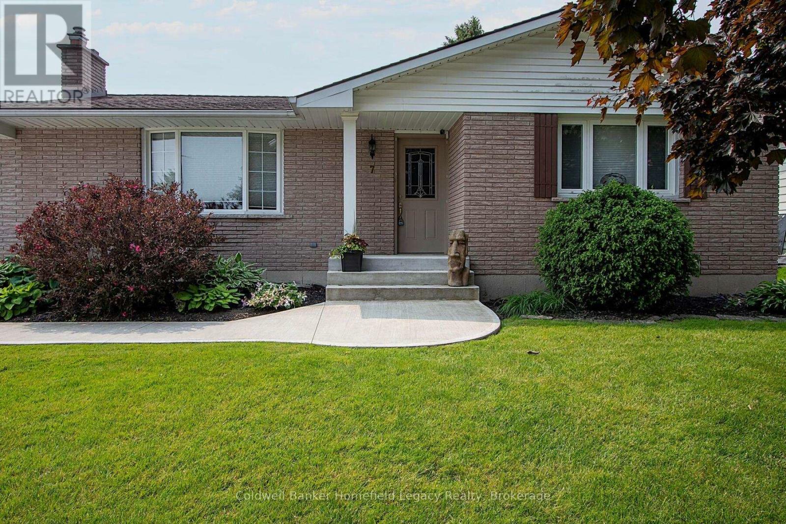 Property Photo: 7 King Crescent ON N0J 1L0