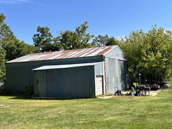 Property Photo: 305 E Lasalle Street MI 48816