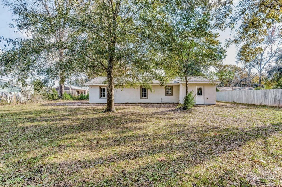 Property Photo:  5337 Hutto Ln  FL 32565 