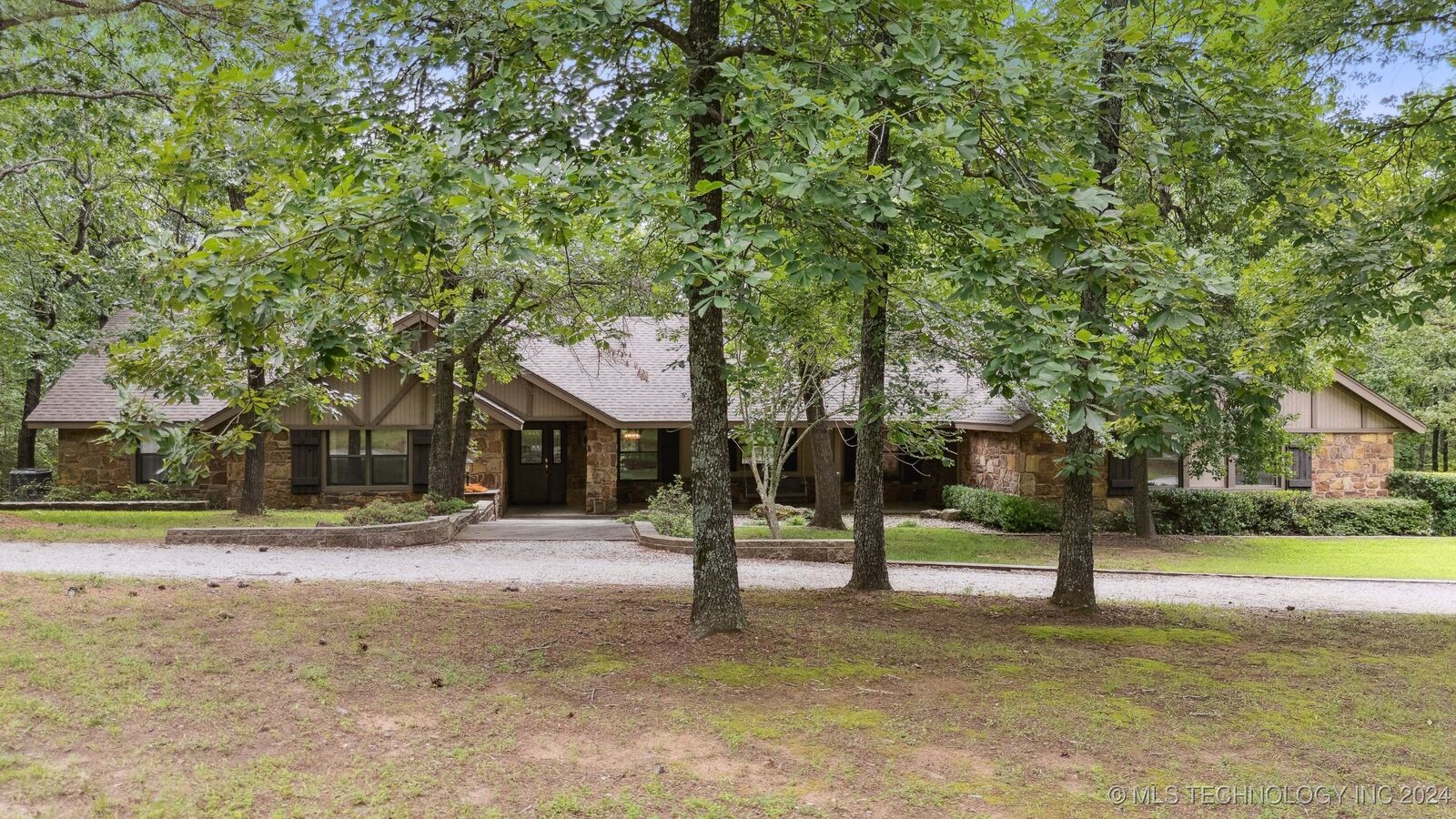 Property Photo: 17131 S Creekwood Trail OK 74017