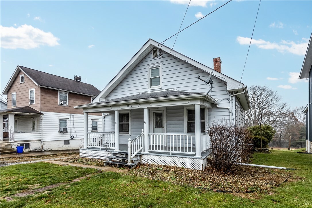 Property Photo:  1440 4th St  PA 15063 