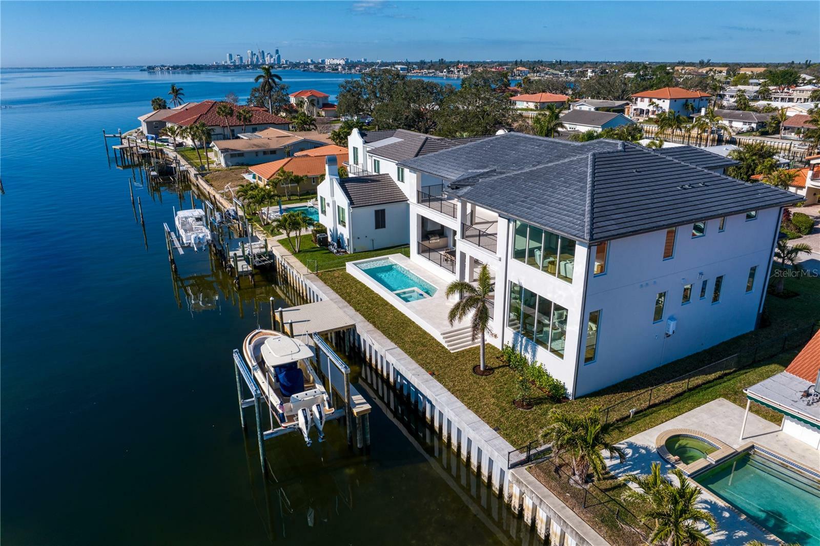 Property Photo: 1940 Hawaii Avenue NE FL 33703