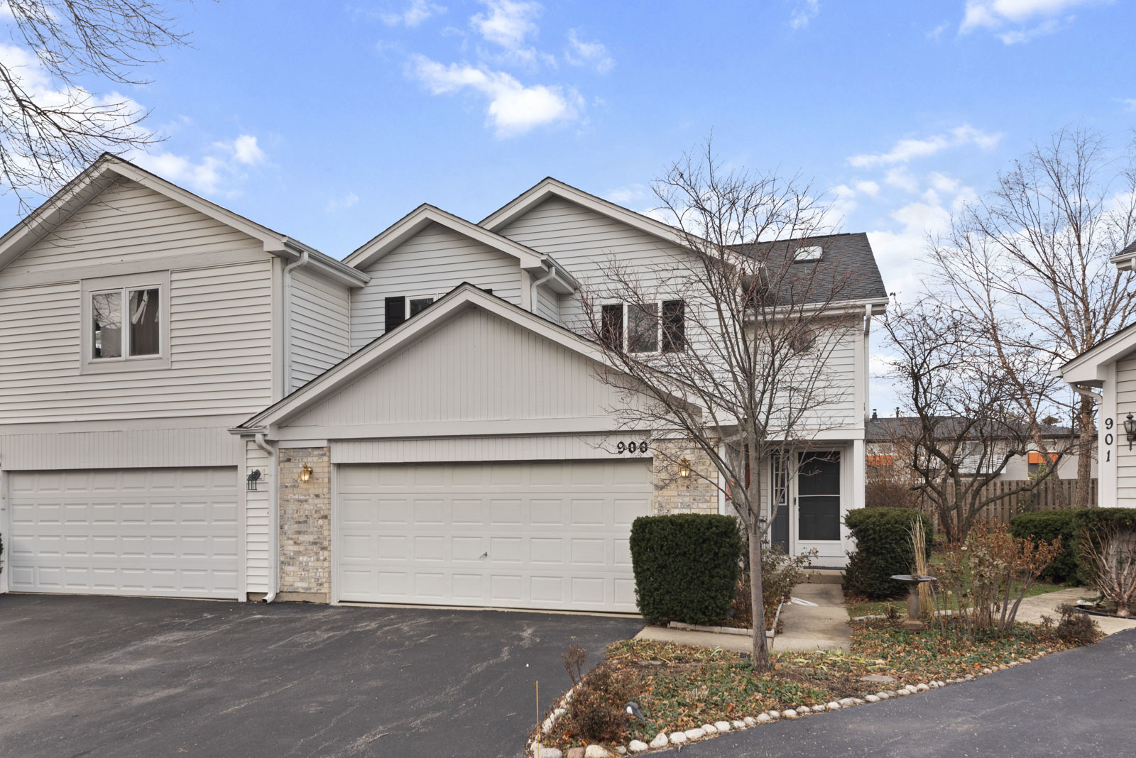 Property Photo:  900 Jordan Court  IL 60559 