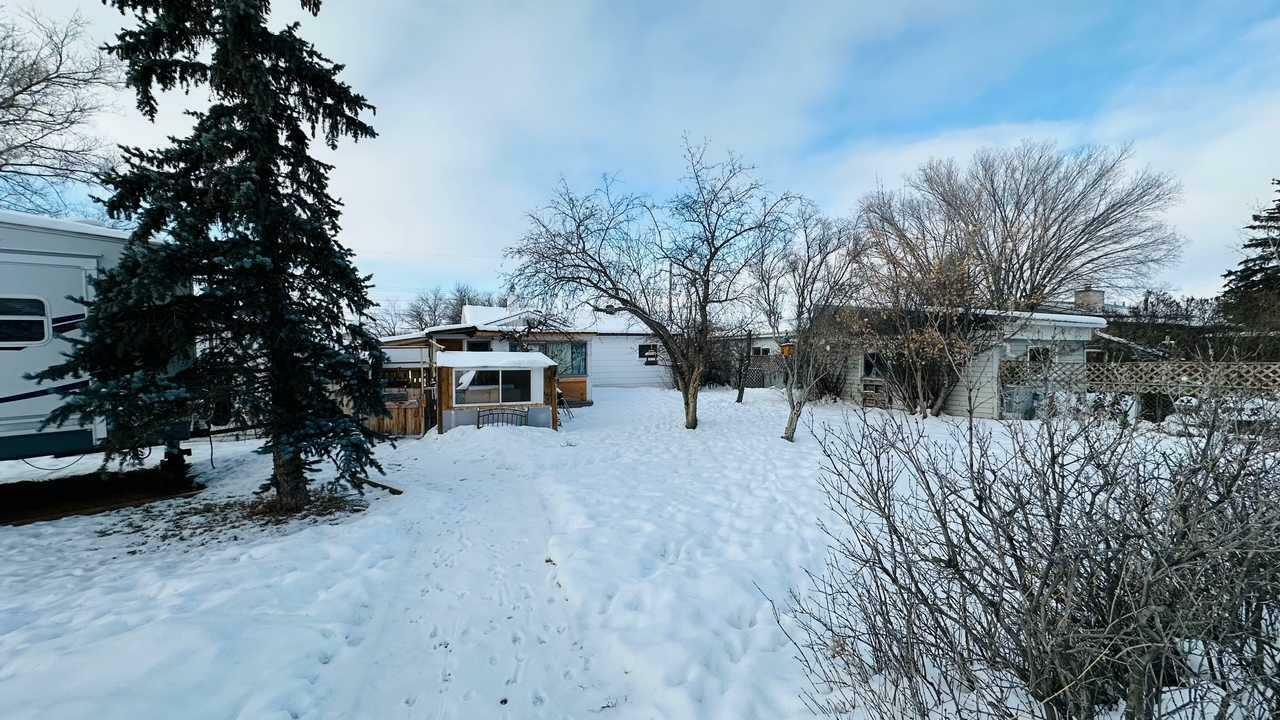 Property Photo:  718 1st  Street SW  AB T0J 0Y6 