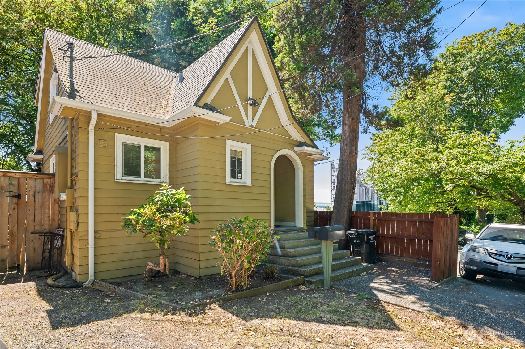 Property Photo:  633 W Mercer Place  WA 98119 