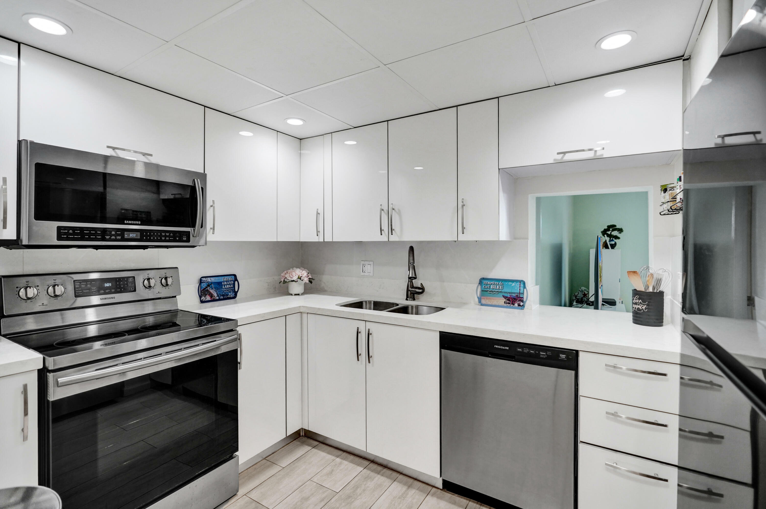 Property Photo:  3909 N Ocean Boulevard 302  FL 33308 