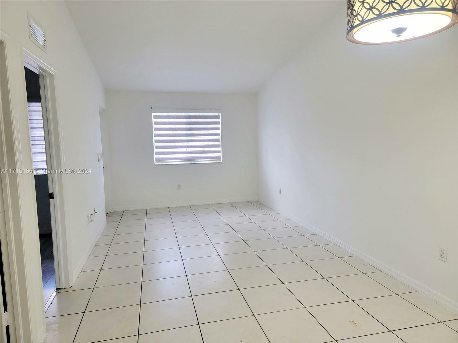 Property Photo:  1240 SE 31st Ct 202-32  FL 33035 