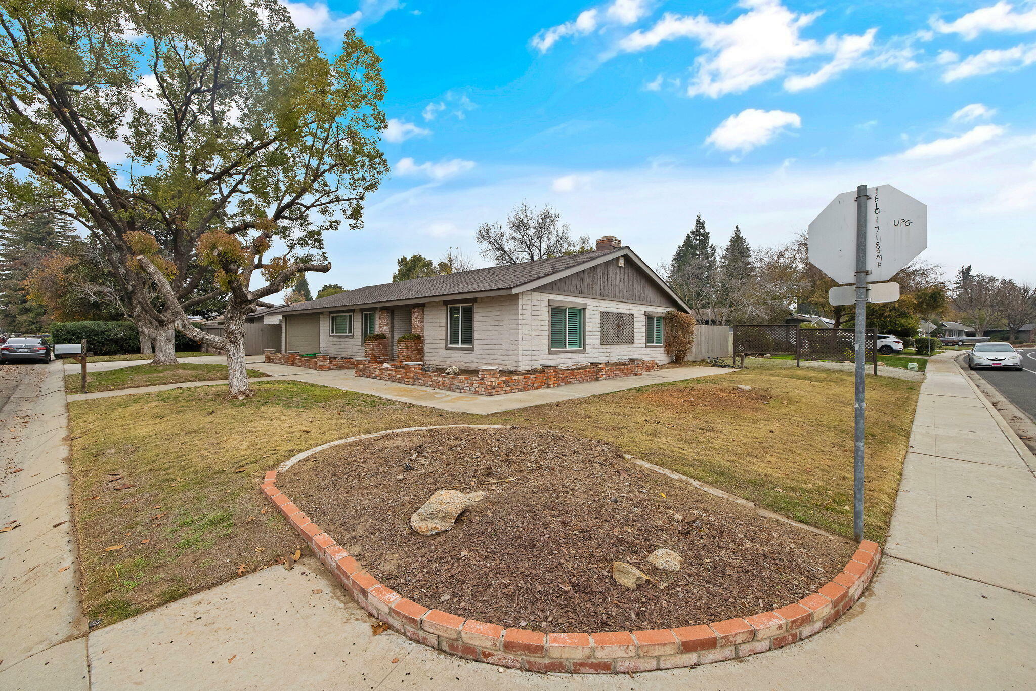 Property Photo:  400 N Westfield Street  CA 93291 